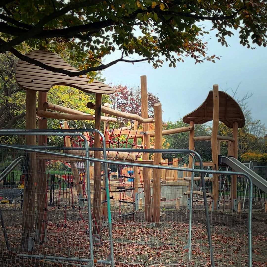 Delays to the completion date of the Russell Park playground works